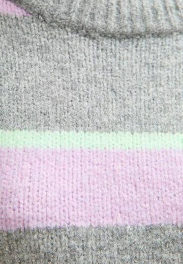 Пуловер в полоску