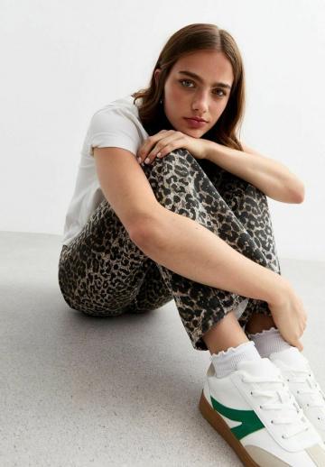 Прямые джинсы