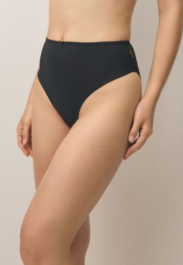 Трусы на бедрах