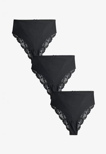 Трусы на бедрах