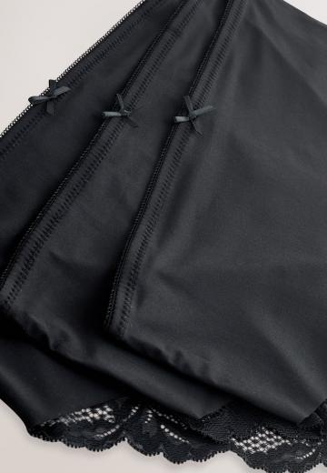 Трусы на бедрах