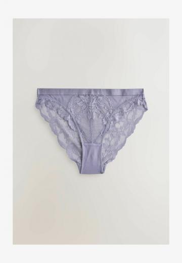 Трусы на бедрах