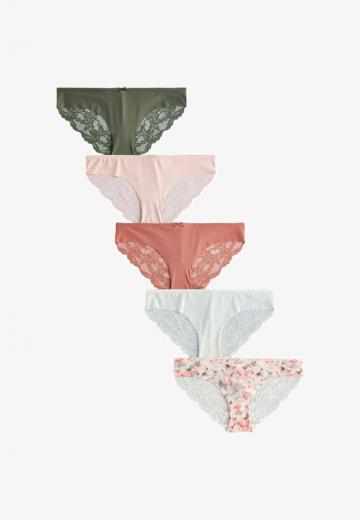 Трусы на бедрах