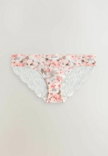 Трусы на бедрах