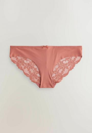 Трусы на бедрах