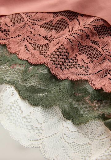 Трусы на бедрах