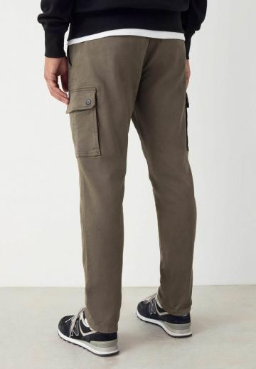 Брюки с накладными карманами