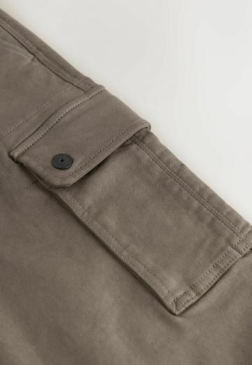 Брюки с накладными карманами