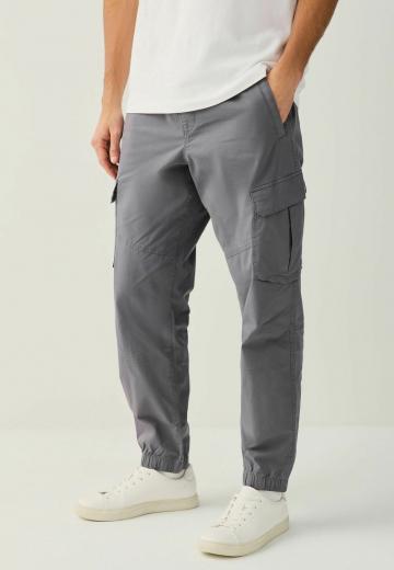 Брюки с накладными карманами