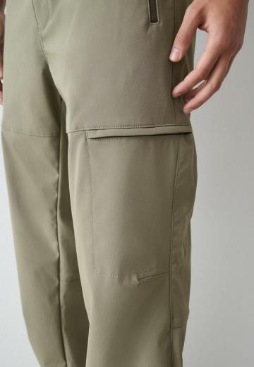 Брюки с накладными карманами