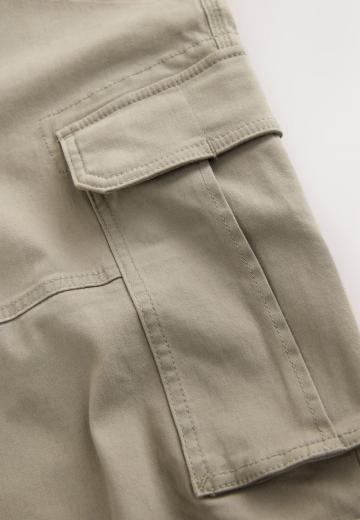 Брюки с накладными карманами