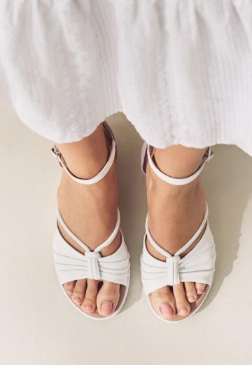 Босоножки на танкетке