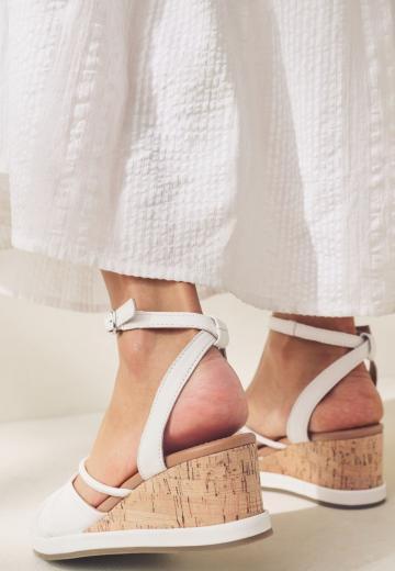 Босоножки на танкетке