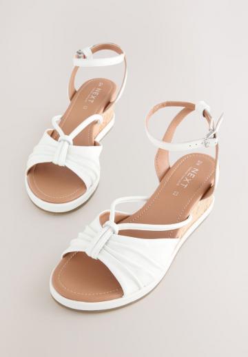 Босоножки на танкетке