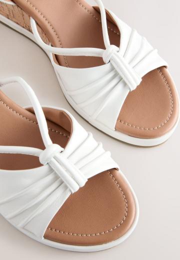 Босоножки на танкетке