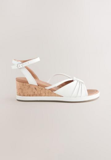 Босоножки на танкетке