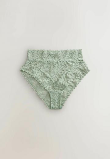 Трусы на бедрах