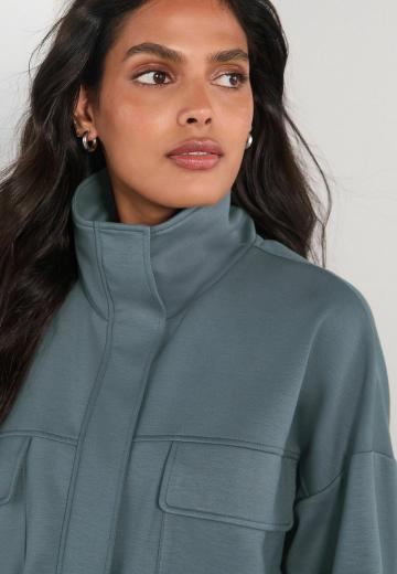 Куртка с накладнымит карманами