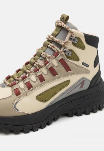 Походные ботинки