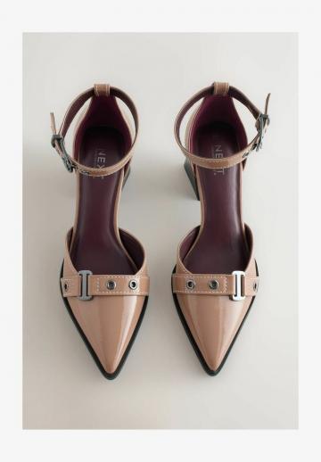 Туфли с высоким носом