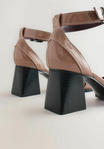 Туфли с высоким носом