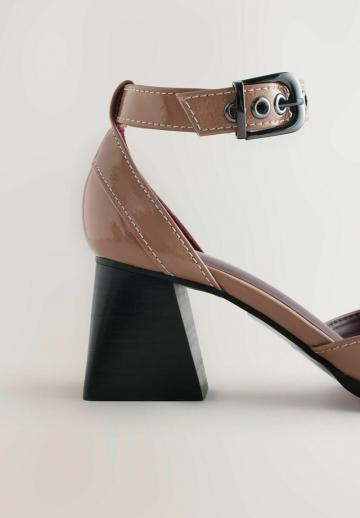 Туфли с высоким носом