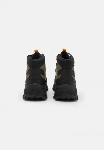 Походные ботинки