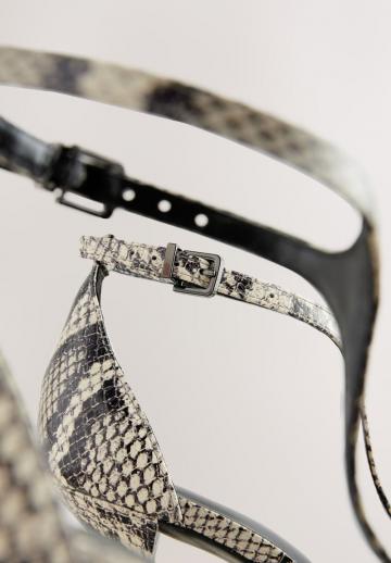 Туфли с ремешком