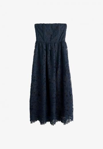 Платье без бретелек