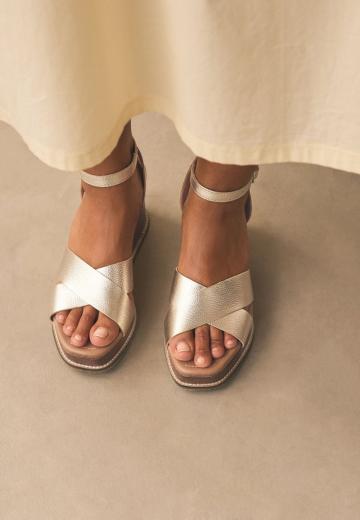 Босоножки на танкетке