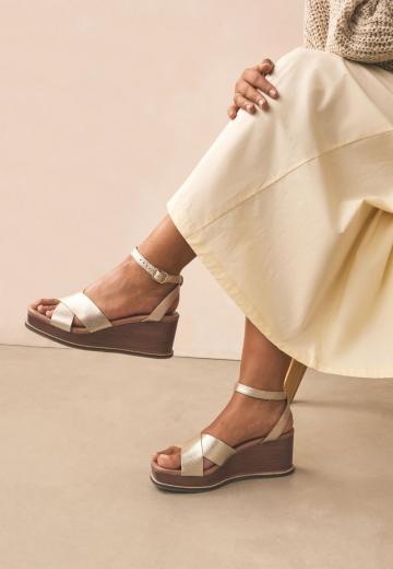 Босоножки на танкетке