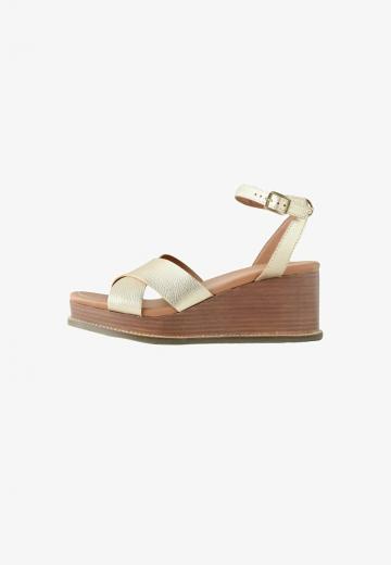 Босоножки на танкетке