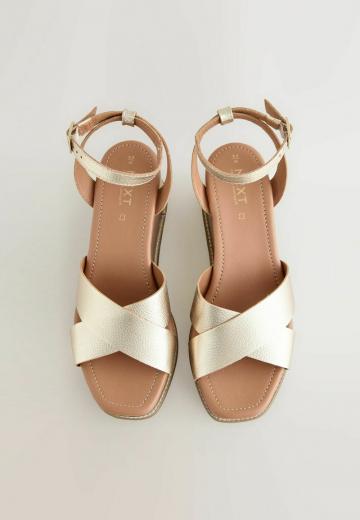 Босоножки на танкетке