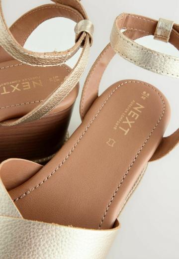 Босоножки на танкетке