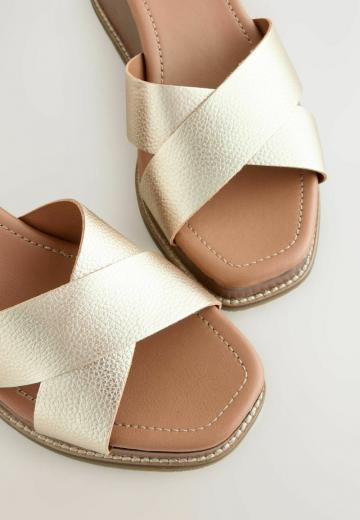 Босоножки на танкетке