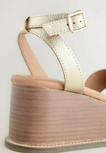 Босоножки на танкетке