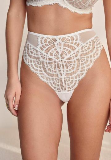 Трусы на бедрах