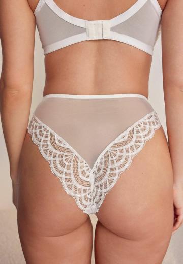 Трусы на бедрах