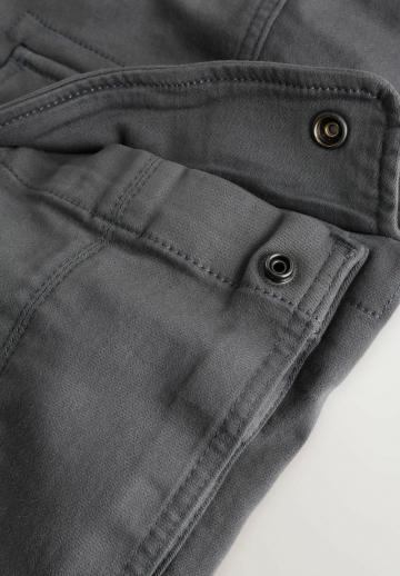 Брюки с накладными карманами