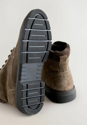 Ботинки на шнуровке