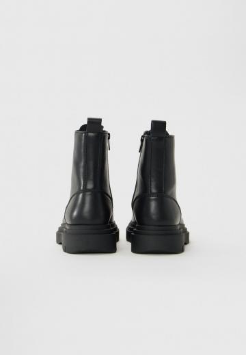 Ботинки на шнуровке