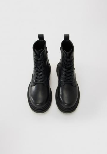 Ботинки на шнуровке