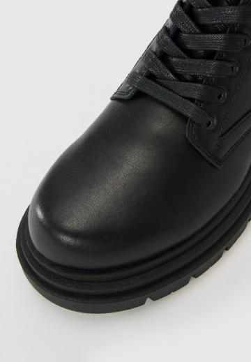 Ботинки на шнуровке