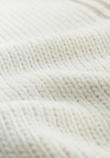 Пуловер с вырезом V