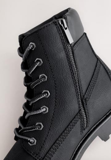 Ботинки на шнуровке