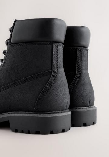 Ботинки на шнуровке