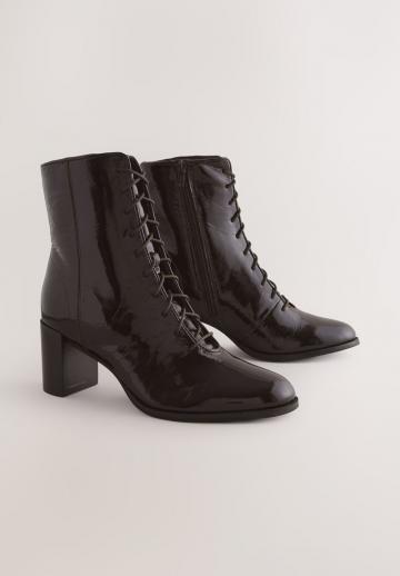 Ботинки на шнуровке