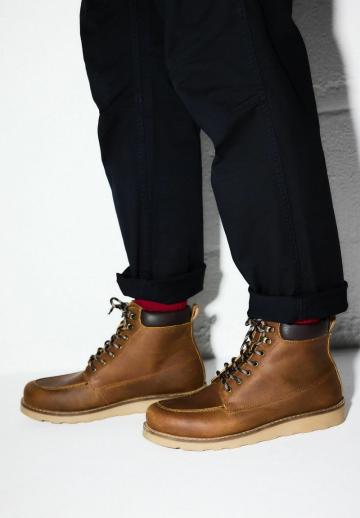 Ботинки на шнуровке