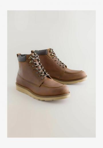 Ботинки на шнуровке