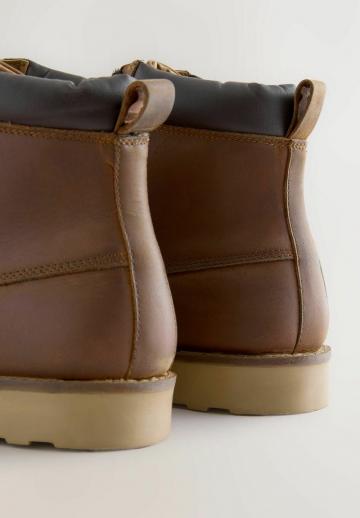 Ботинки на шнуровке